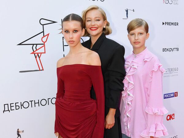 Актриса Юлия Пересильд с дочерьми Анной (слева) и Марией на кинофестивале КОРОЧЕ в Калининграде Актриса Юлия Пересильд с дочерьми Анной (слева) и Марией на кинофестивале КОРОЧЕ в Калининграде
