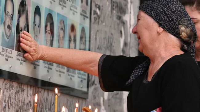 Участники траурных мероприятий в  годовщину трагедии в школе № 1 в Беслане