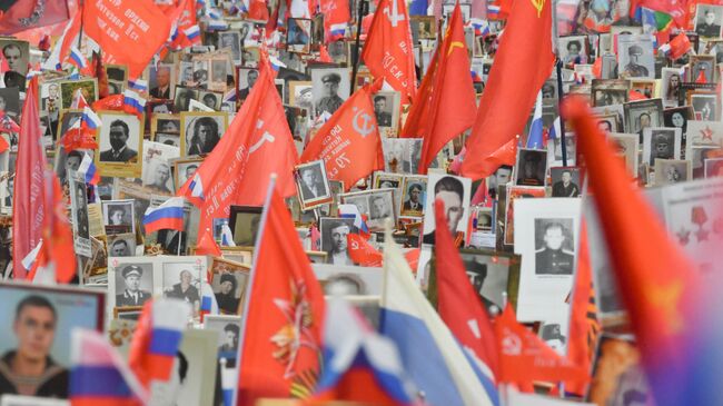 Участники шествия Бессмертный полк в Москве