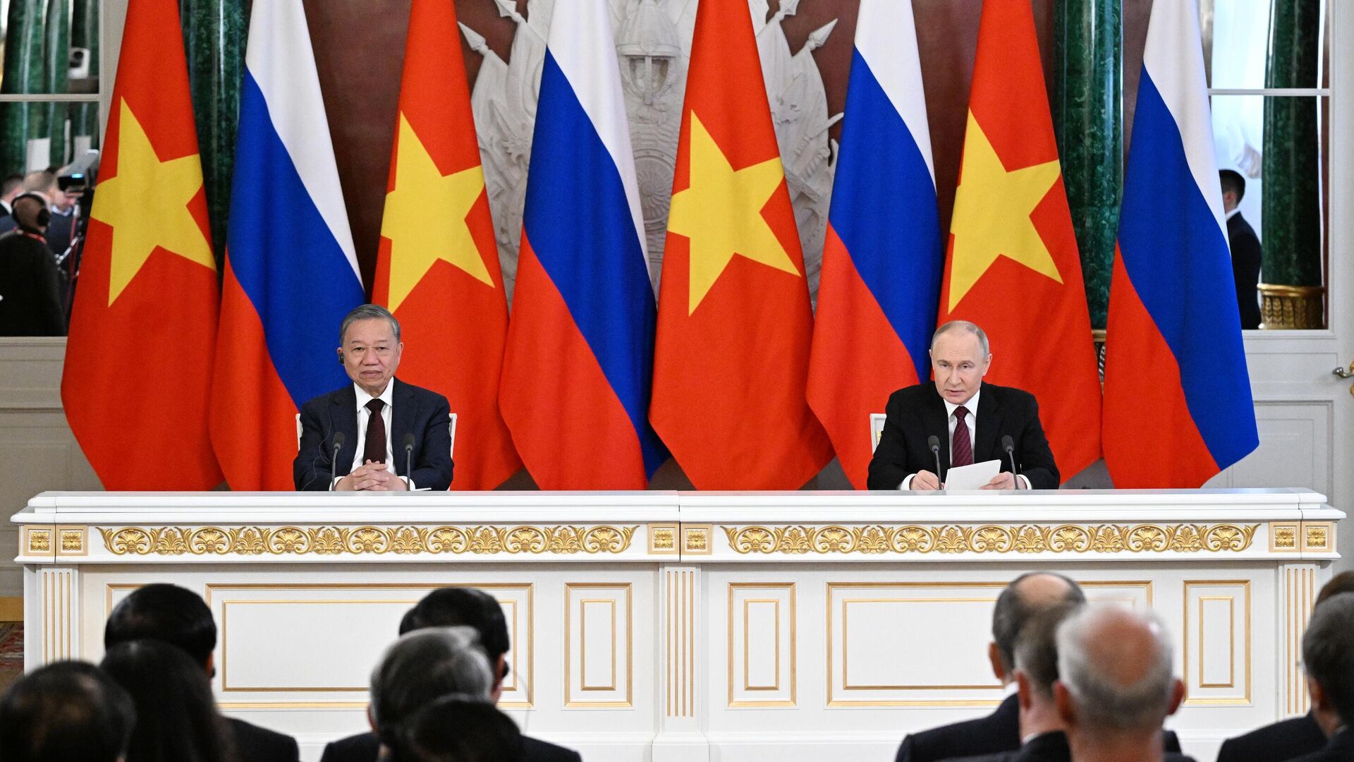 Президент России Владимир Путин и генеральный секретарь Коммунистической партии Вьетнама То Лам на церемонии подписания документов по итогам встречи Президент России Владимир Путин и генеральный секретарь Коммунистической партии Вьетнама То Лам на церемонии подписания документов по итогам встречи - РИА Новости, 1920, 10.05.2025